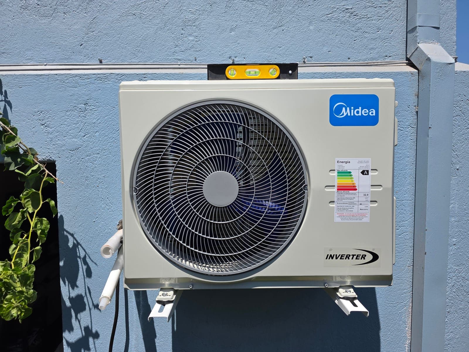 Unidad exterior Midea Inverter montada y nivelada en la fachada