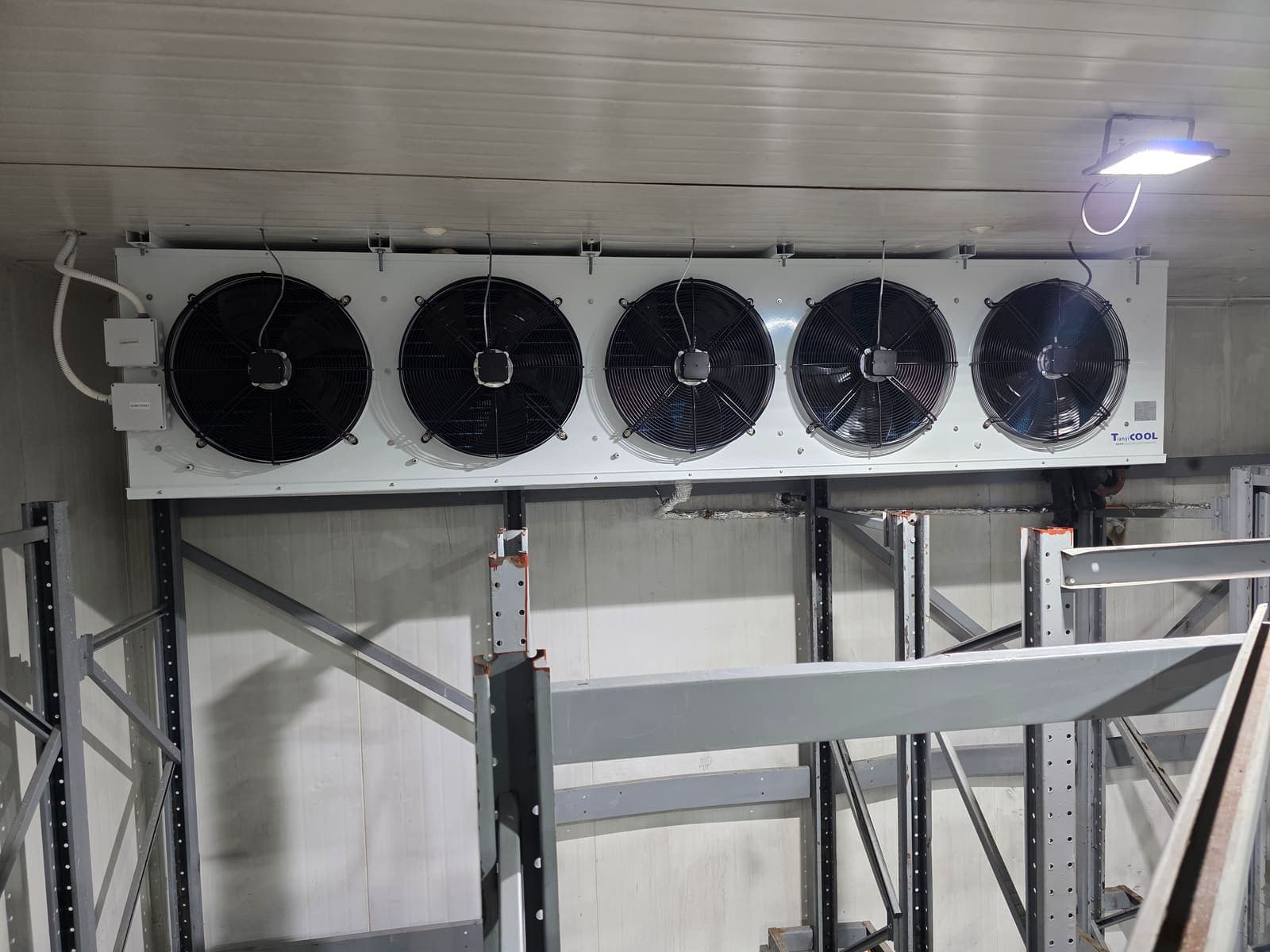 Evaporador nuevo de cinco ventiladores instalado en la cámara