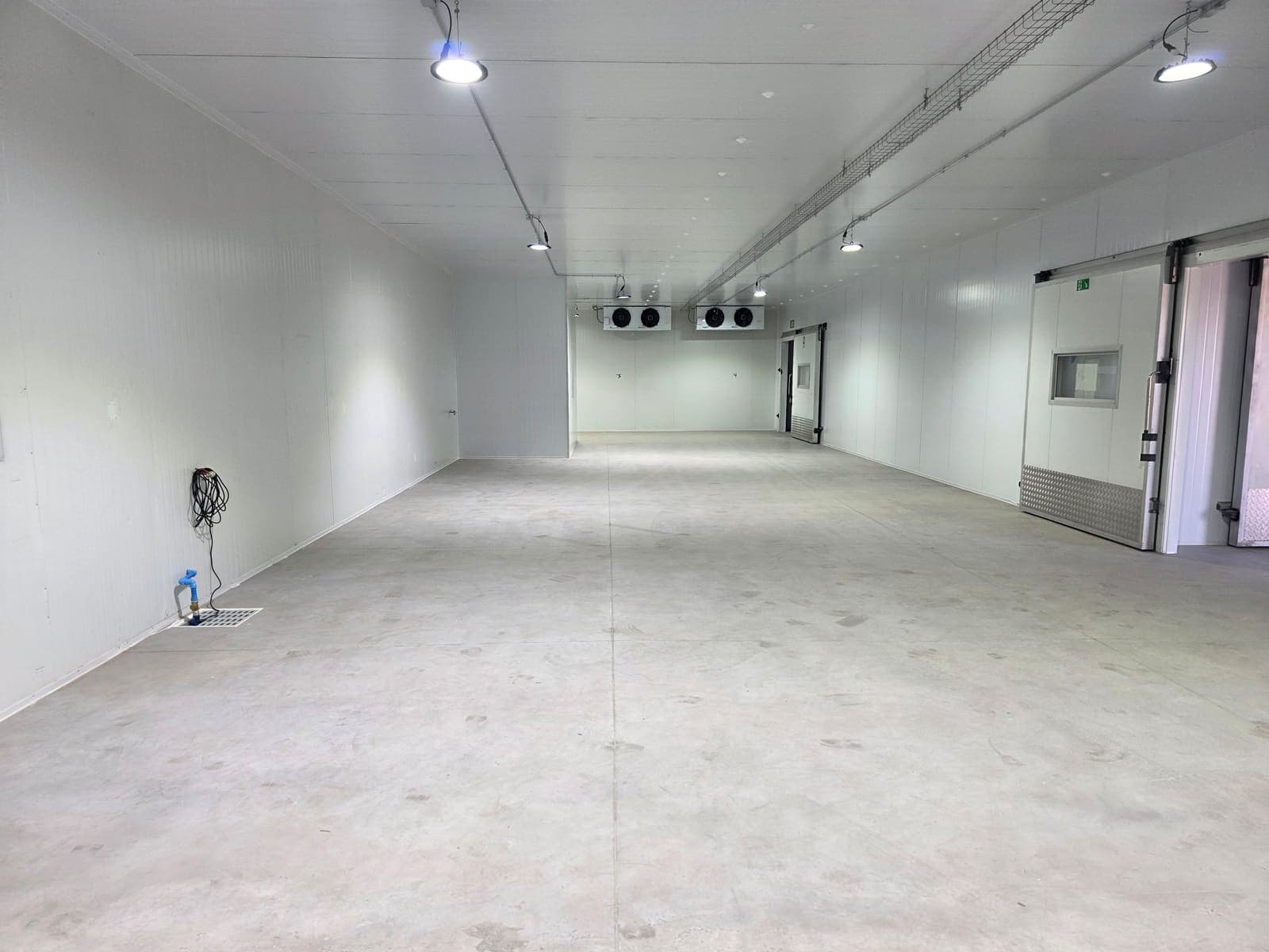 Sala de procesos terminada con evaporadores y puertas frigoríficas