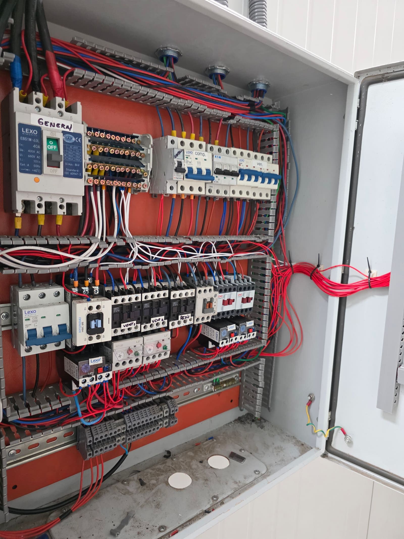 Tablero eléctrico de fuerza y control armado para los equipos